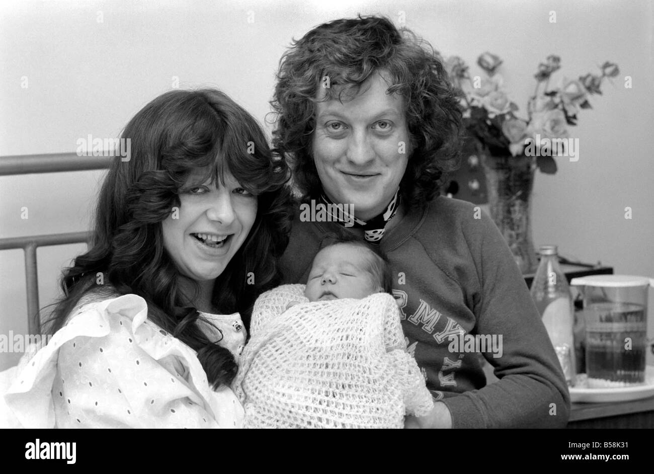 Cantante pop: Slade: Noddy nel paese delle meraviglie: Noddy Titolare con la moglie Leeanra, 23 e la loro bambina Sharisse, presso la Queen CharlotteÍs Hospital di Londra. Dicembre 1976 76-07554-008 Foto Stock