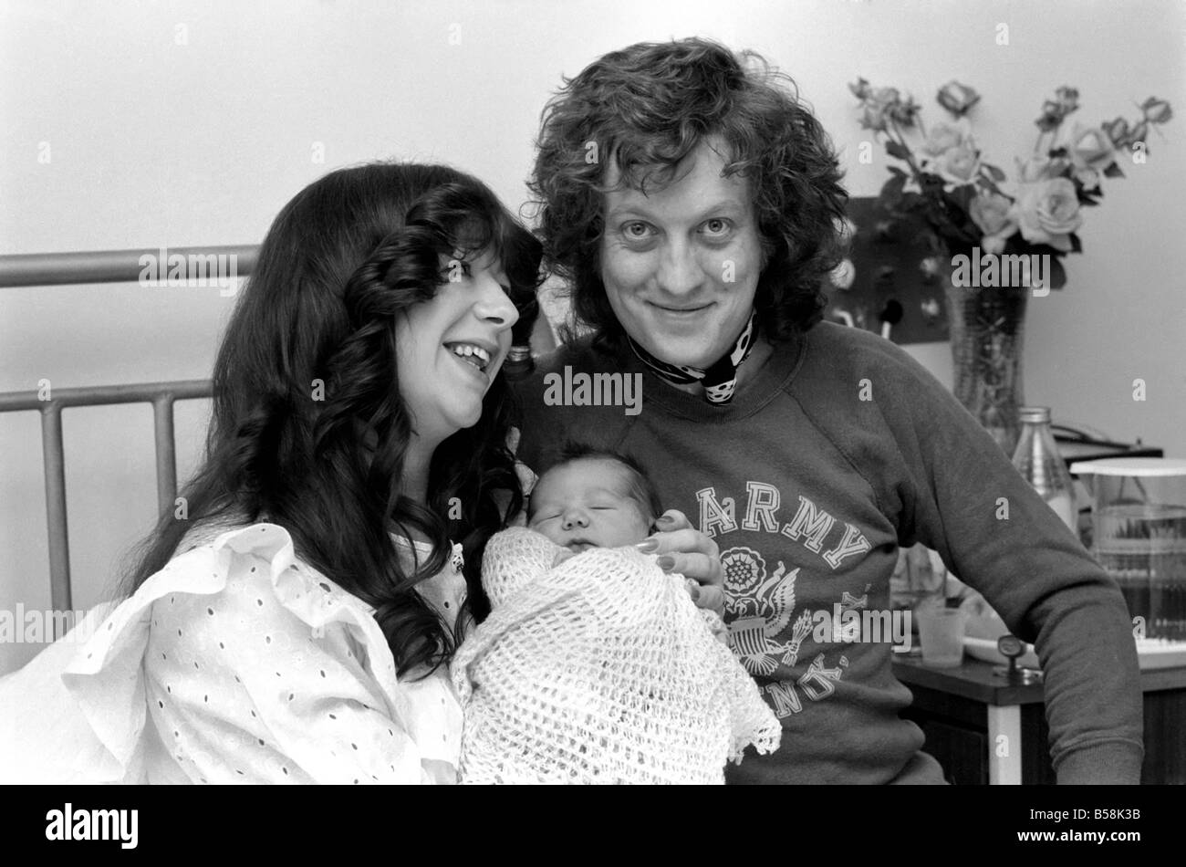 Cantante pop: Slade: Noddy nel paese delle meraviglie: Noddy Titolare con la moglie Leeanra, 23 e la loro bambina Sharisse, presso la Queen CharlotteÍs Hospital di Londra. Dicembre 1976 76-07554 Foto Stock