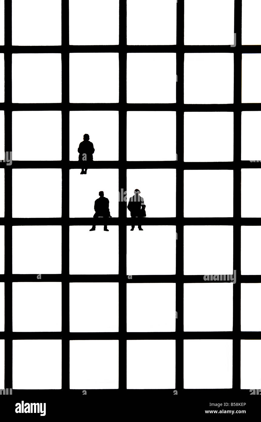 I personaggi sagomati con un motivo a griglia mettono in risalto la presenza umana in un design minimalista Foto Stock
