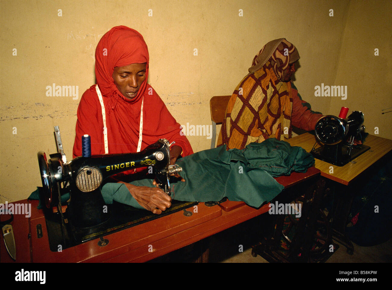 Donne somale cucitura, Jijga, Etiopia, Africa Foto Stock