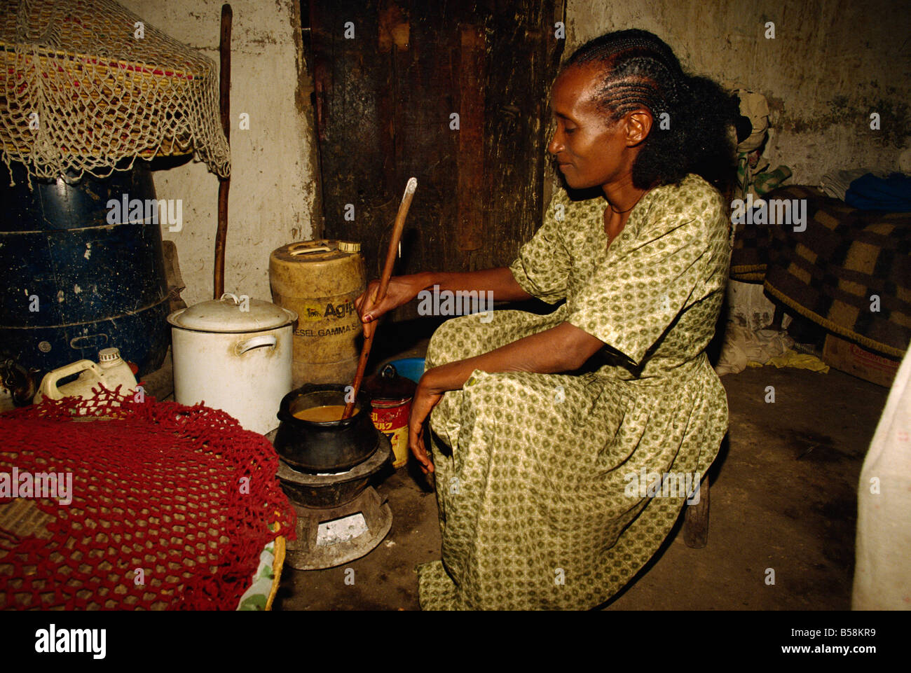 Donna di cottura, Nazaret, Etiopia, Africa Foto Stock