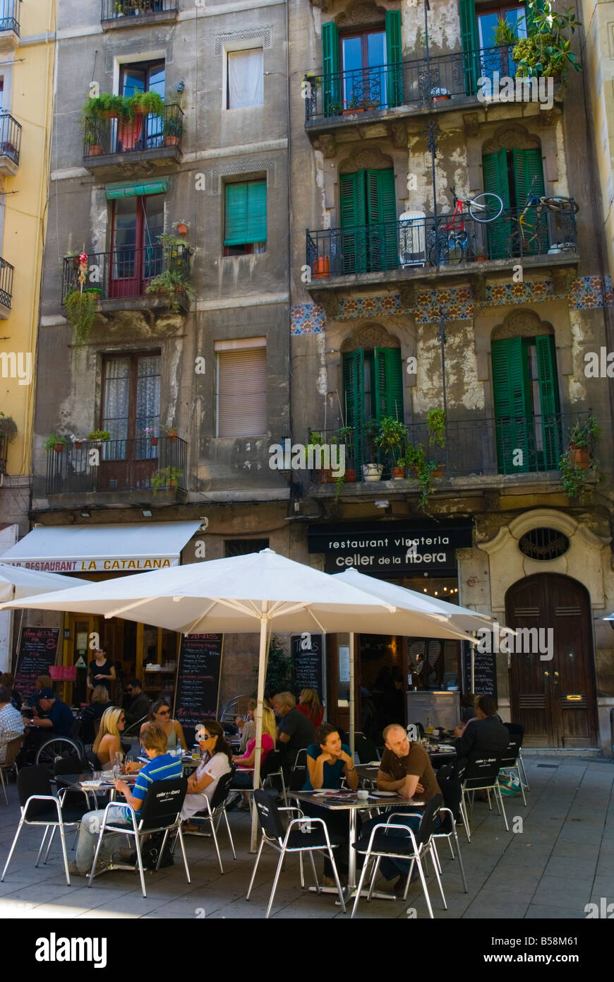 La gente sul terrazzo di un ristorante di tapas a Ribera del distretto centrale di Barcellona Spagna Europa Foto Stock