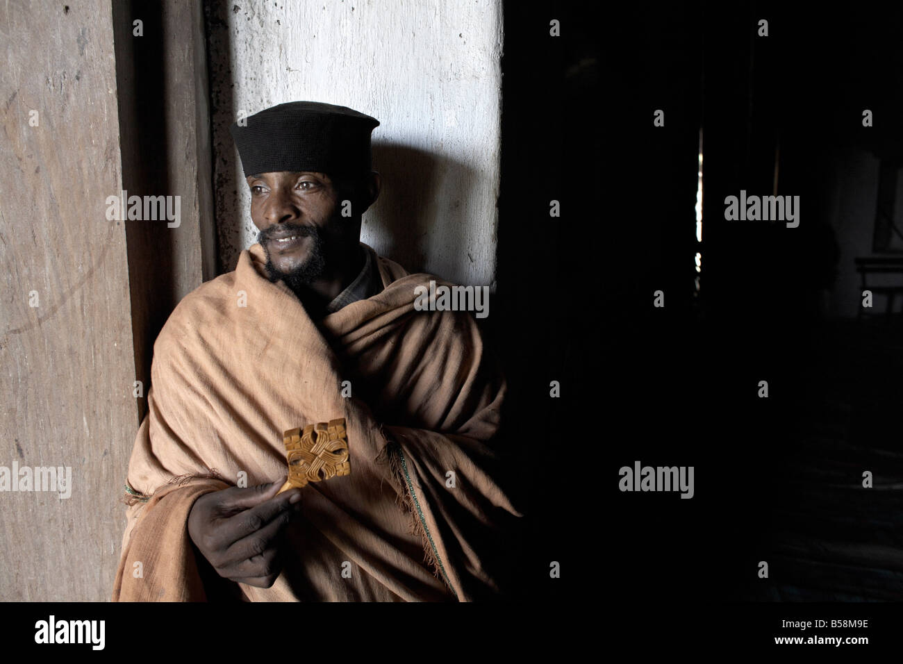 Un sacerdote del monastero di Kebran Gabriel, sul Lago Tana, Etiopia, Africa Foto Stock