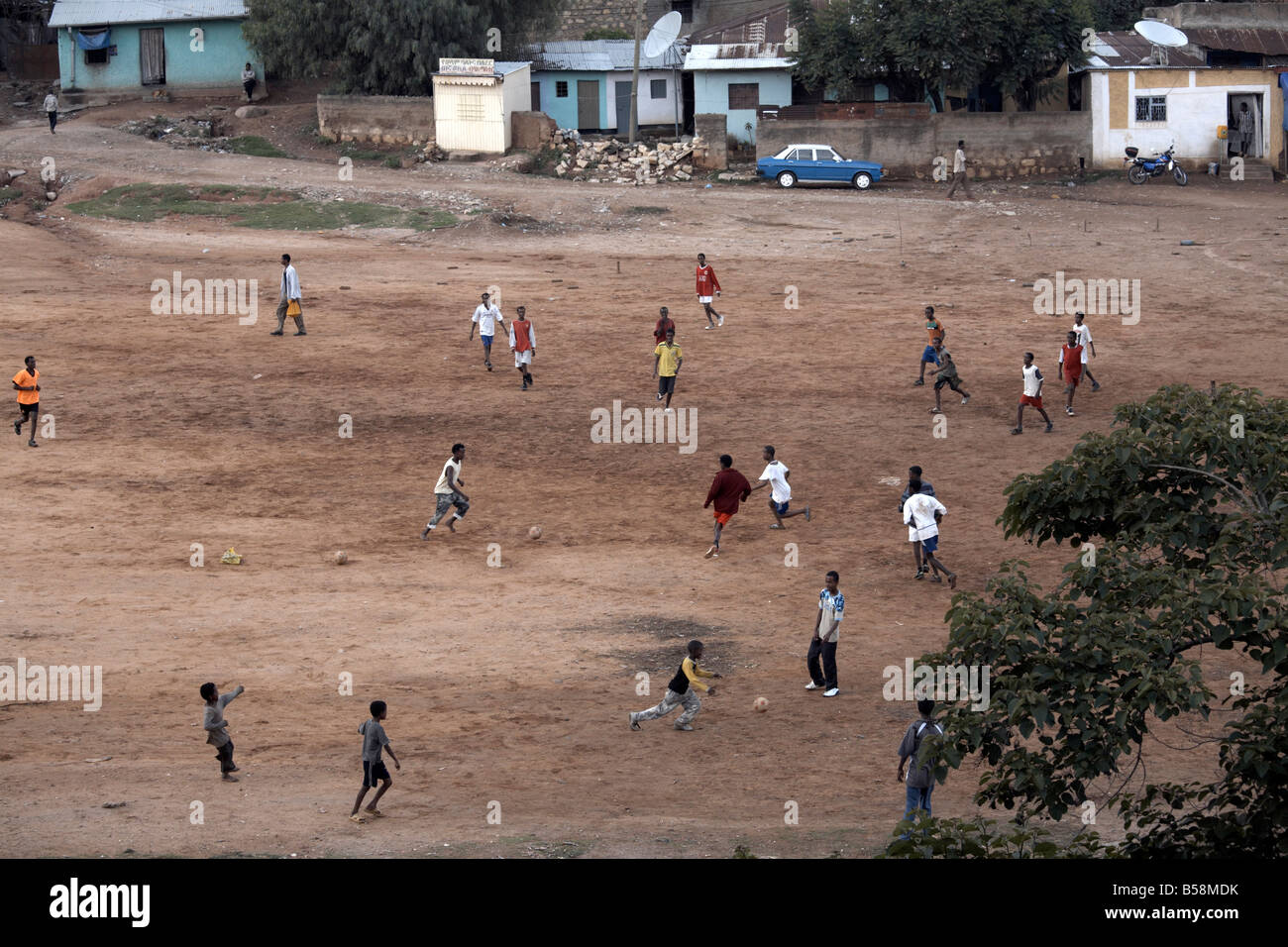 I bambini giocano a calcio su un campo in terra battuta di Harar, Etiopia, Africa Foto Stock