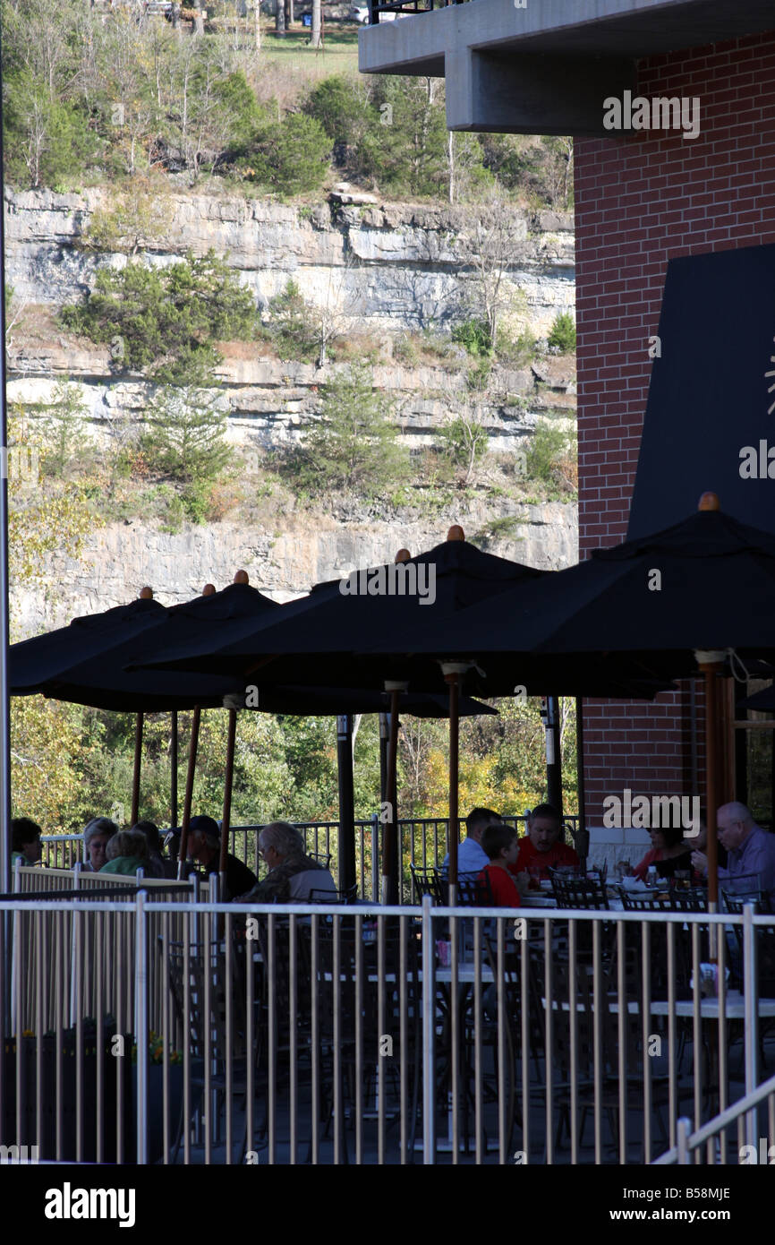 Gli ombrelli di un esterno cafe nel centro storico di Branson Missouri Foto Stock