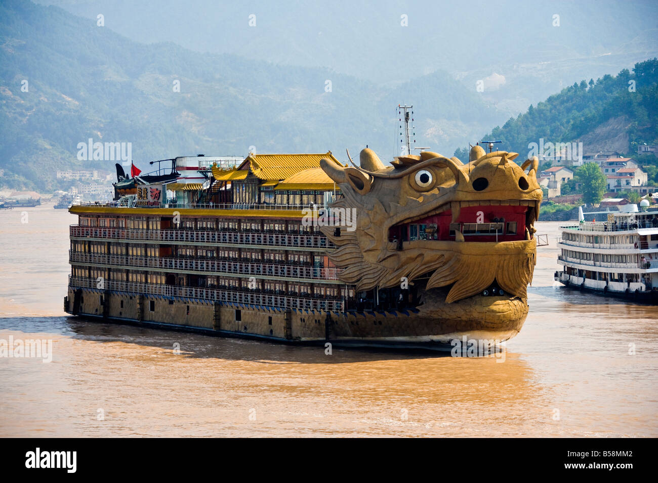 Dragon Crociere nave vicino a Sandouping nella gola Xiling Tre Gole area del fiume Yangzi Cina JMH3450 Foto Stock