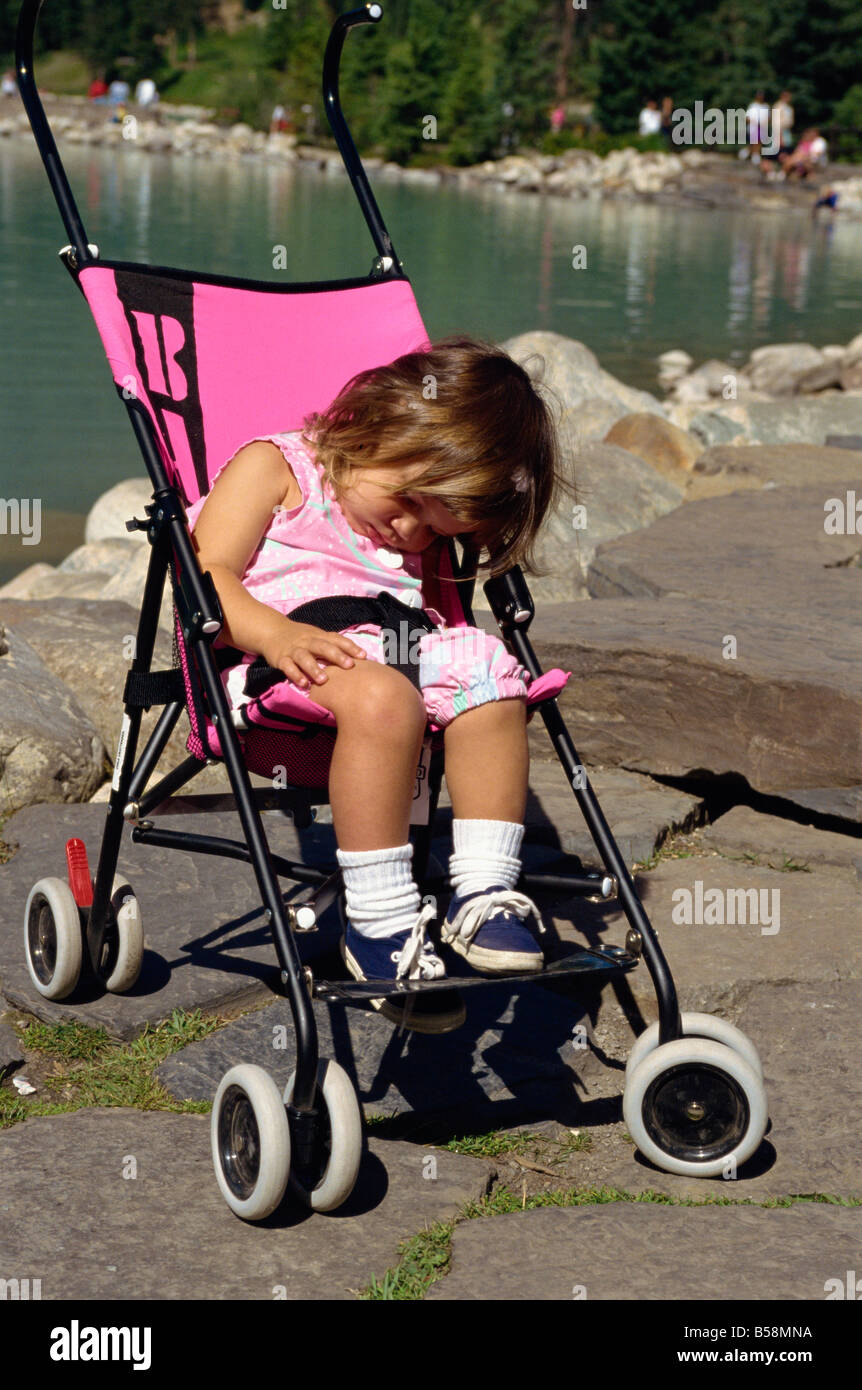 Bambina addormentata nel passeggino della Columbia britannica in Canada  America del Nord Foto stock - Alamy