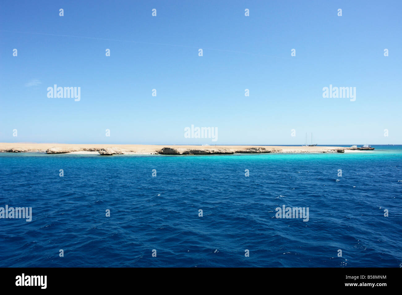 Piccole onde nel mare rosso Foto Stock