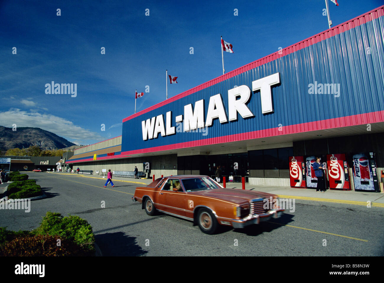Auto e macchine di coke fuori Wal-Mart, uno dei più grandi magazzini generali delle catene in America del Nord, British Columbia, Canada Foto Stock