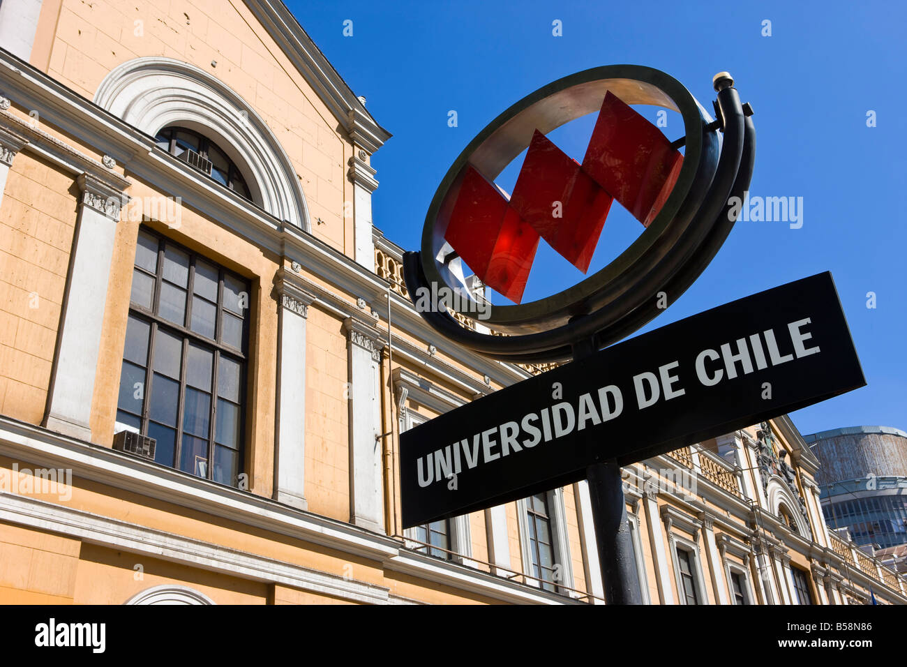 Università del Cile (Universidad de Chile) e Metro segno, Santiago del Cile, Sud America Foto Stock