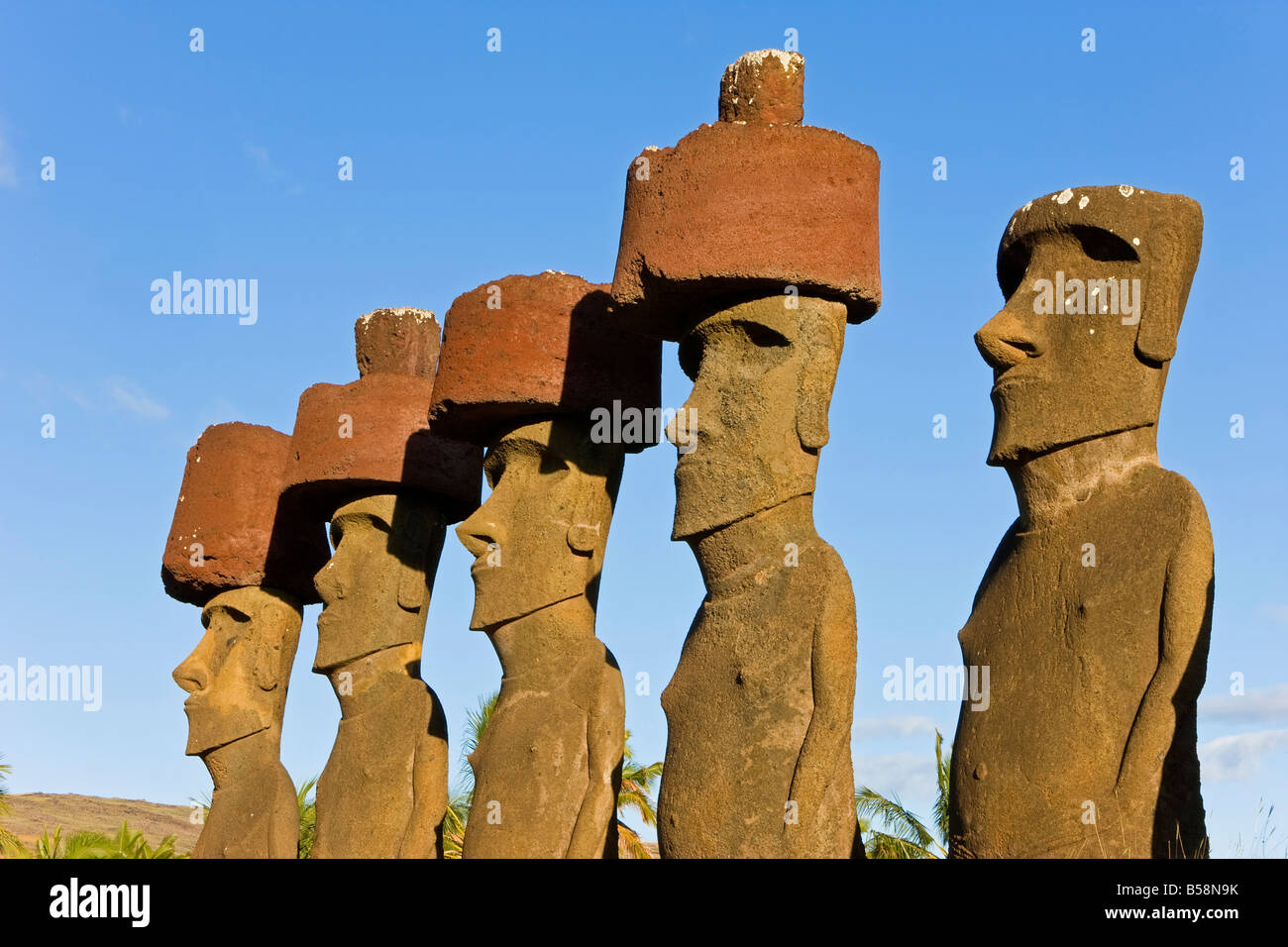 Spiaggia di Anakena, monolitico gigante di pietra Moai statue di Ahu Nau Nau, quattro dei quali hanno topknots, Rapa Nui (l'Isola di Pasqua), Cile Foto Stock