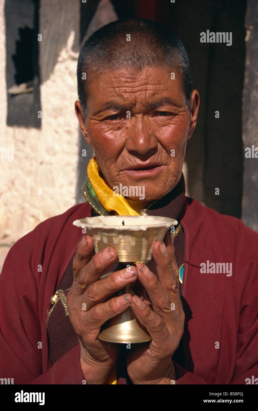 Donna in pellegrinaggio, Monastero di Ganden, Tibet, Cina Foto Stock