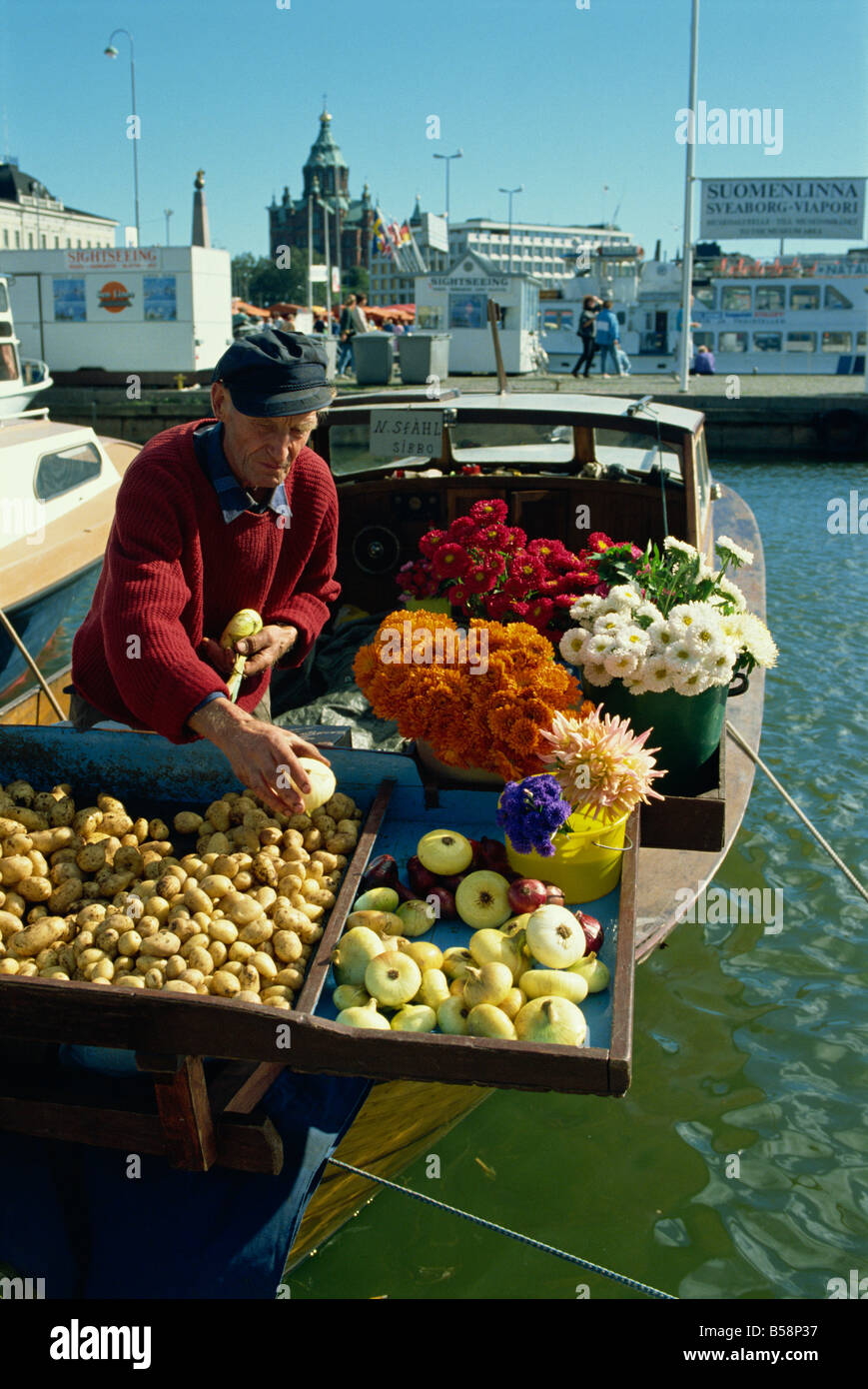 Fiori, patate e cipolle in vendita sul lungomare del porto di Helsinki, Finlandia e Scandinavia, Europa Foto Stock