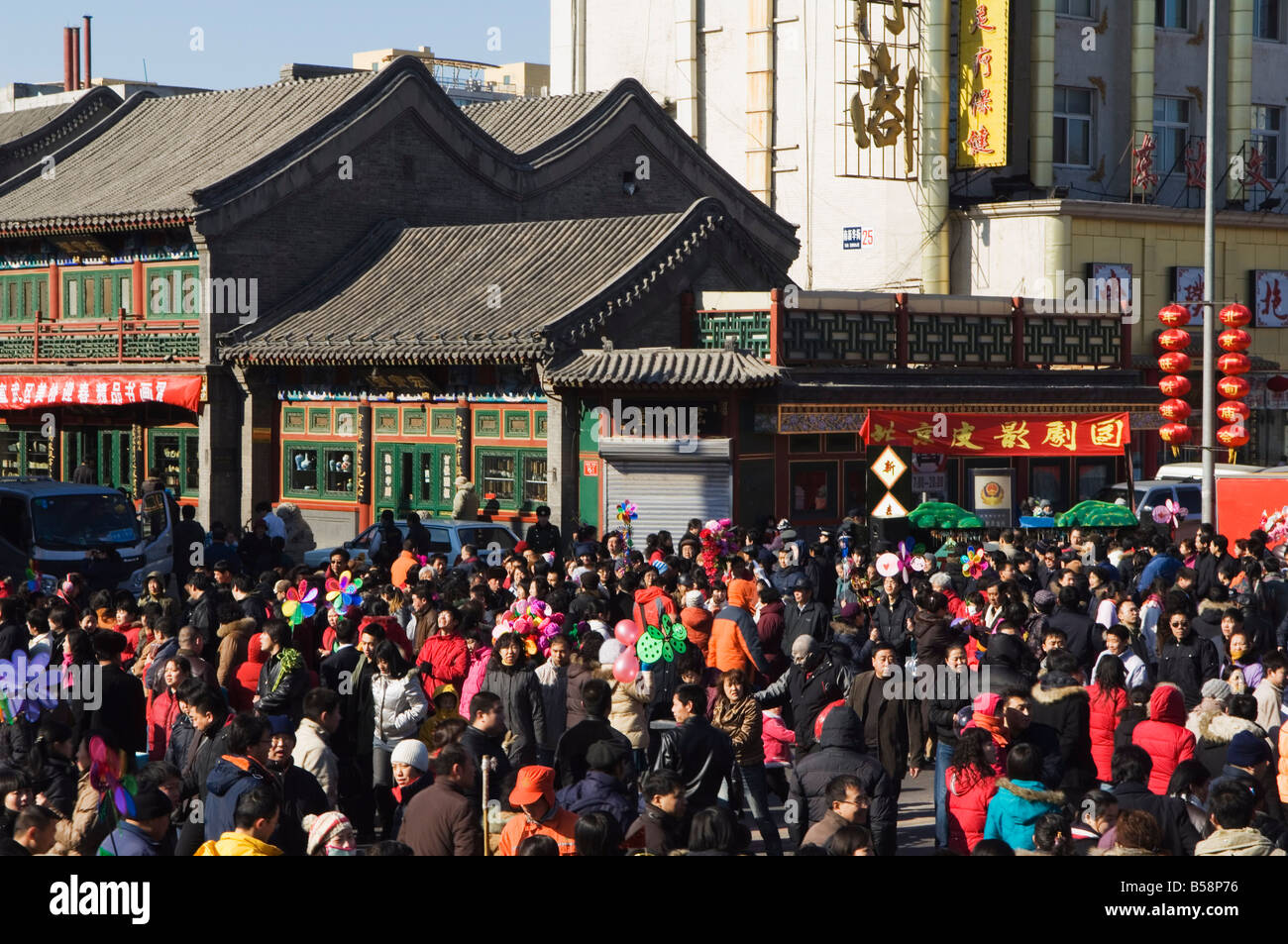 Persone affollano la strada al Changdian Street Fair durante il nuovo anno cinese, il Festival di Primavera, Pechino, Cina Foto Stock