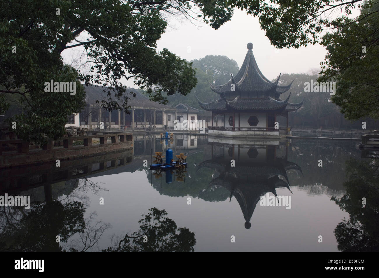 Una pagoda riflessa nell'acqua a ovest del Giardino del Tempio Buddista, Suzhou, provincia dello Jiangsu, Cina Foto Stock