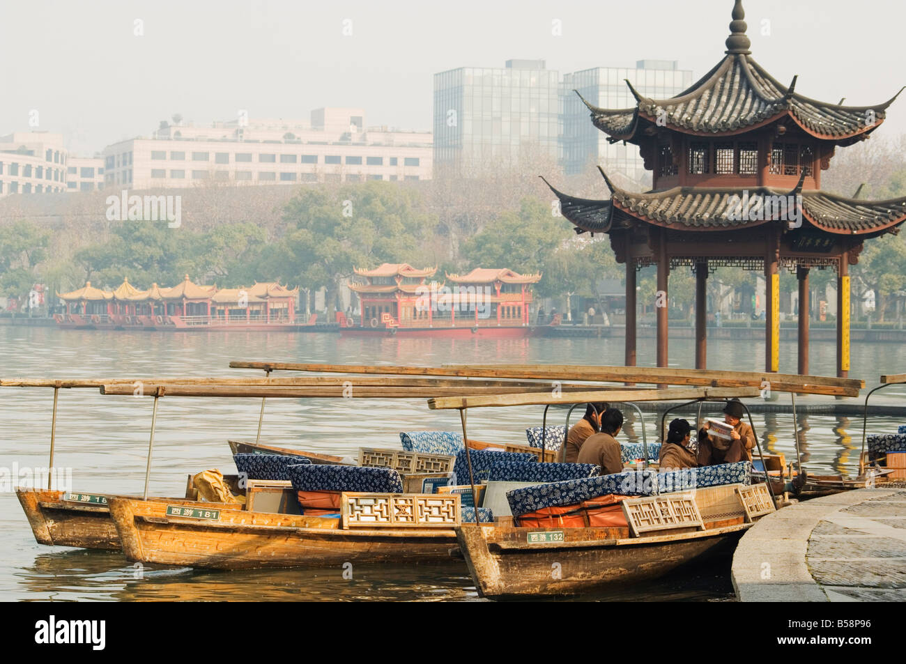Un padiglione sul bordo delle acque del Lago Ovest, Hangzhou, nella provincia di Zhejiang, Cina Foto Stock