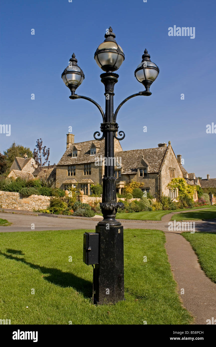 Regency lampada posta nella parte anteriore del Cotswold Stone House Regno Unito Foto Stock