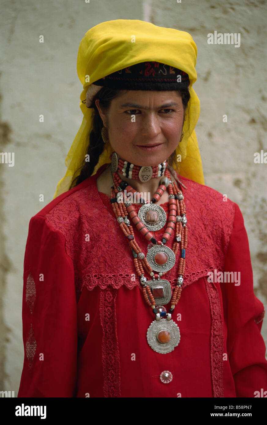 Donna tagiko in abito tradizionale Tashkurgan nello Xinjiang Cina Asia Foto Stock