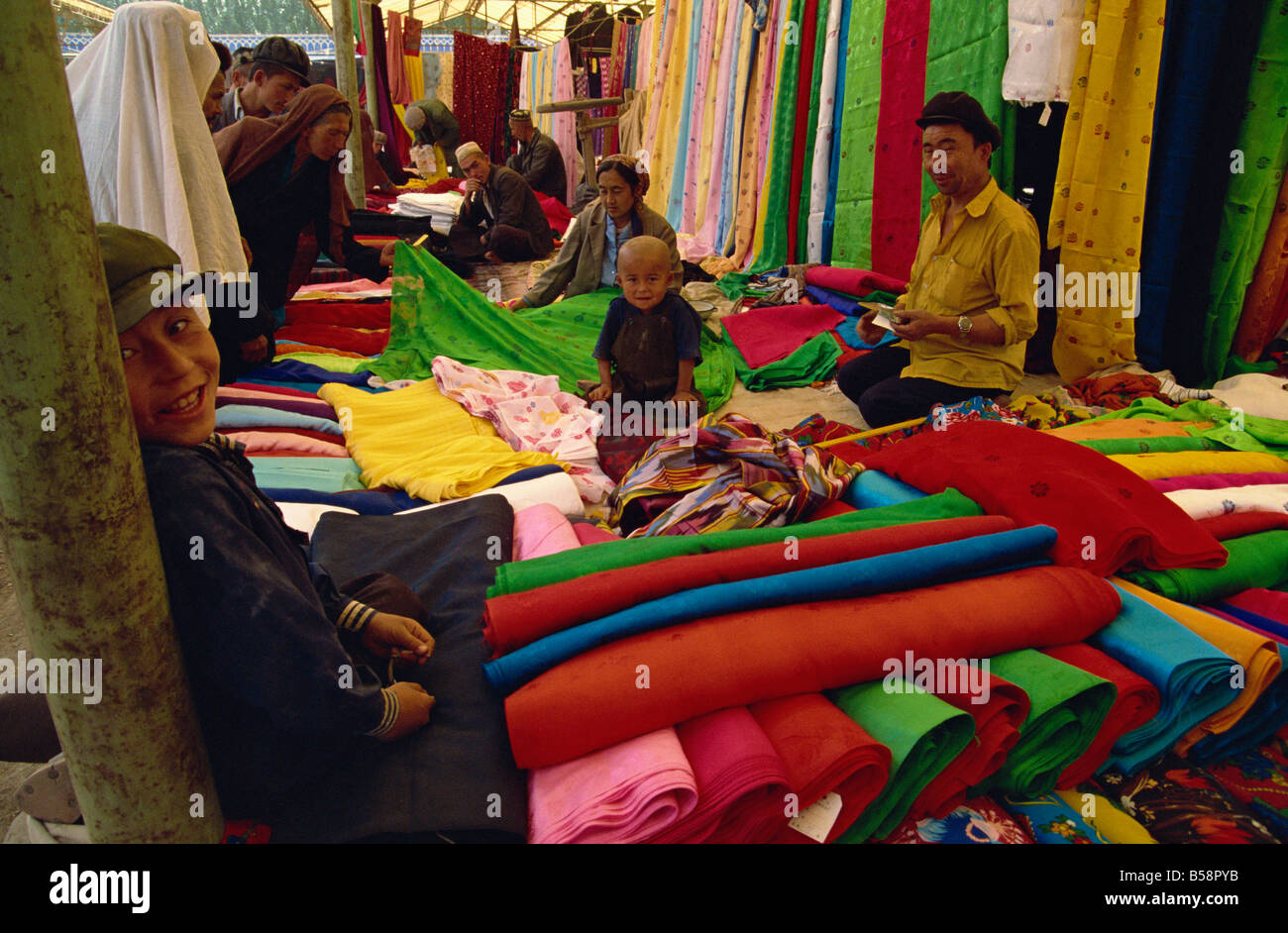 Sezione di stoffa, mercato di domenica, Kashi, Cina Foto Stock