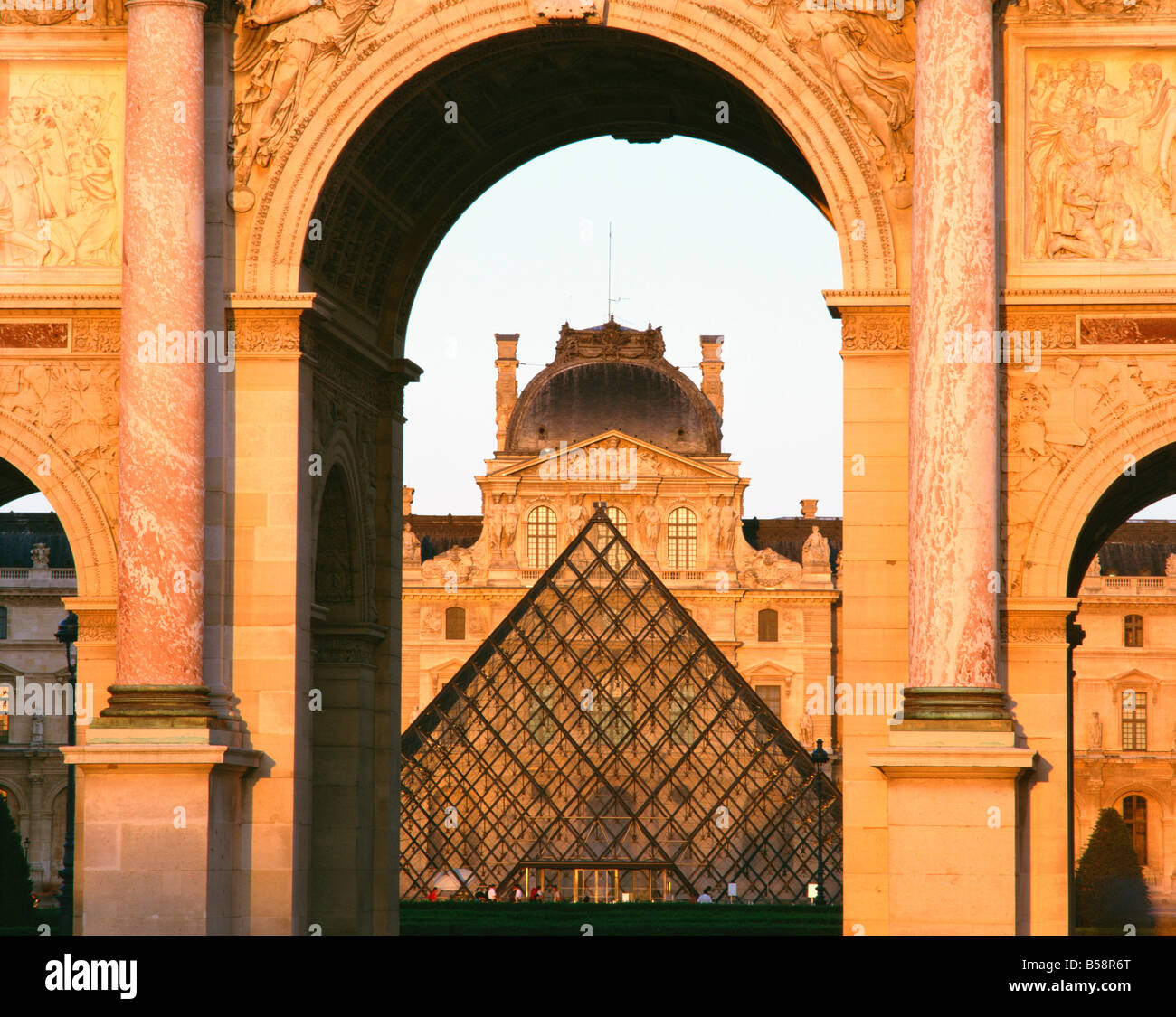 Il Pyramide e il Palais du Louvre visto attraverso l'Arc de triomphe du Carousel Musee du Lourve Parigi Francia Europa Foto Stock