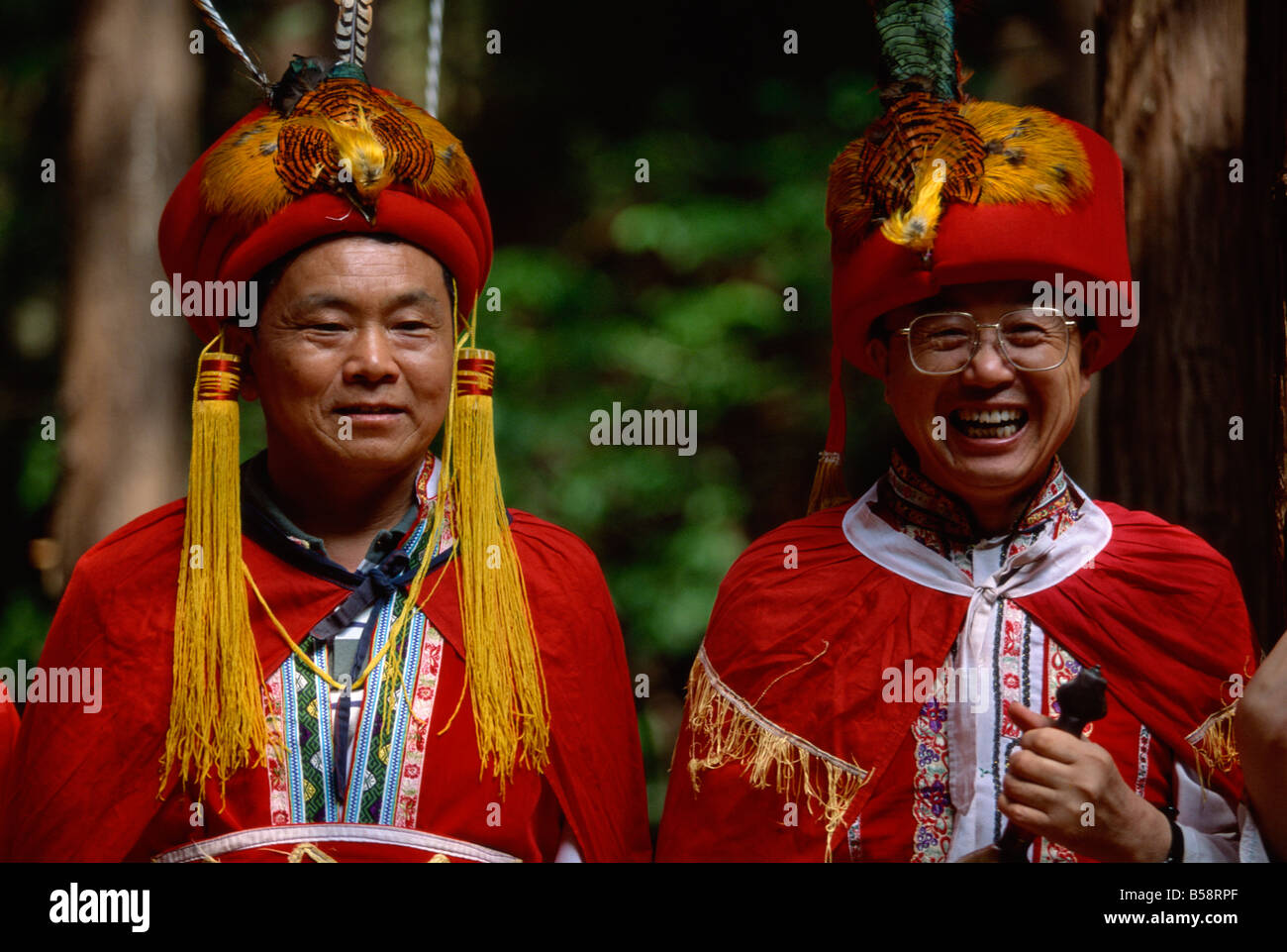 Due uomini in abito tradizionale a spettacolari Zhangjiajie Forest Park, Wulingyuan Scenic Area, Hunan, Cina Foto Stock