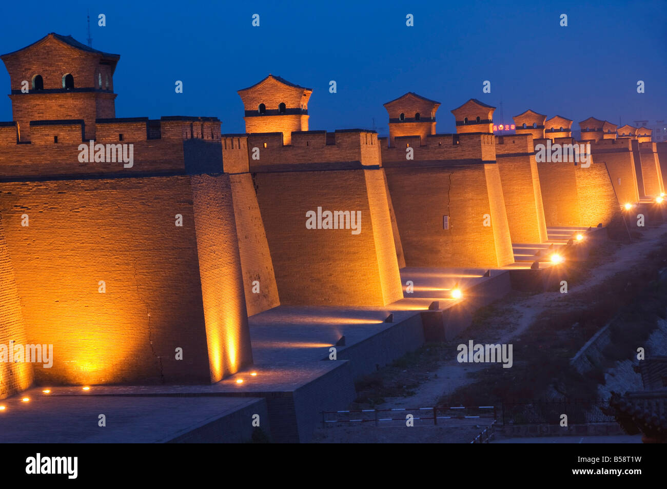 Ultima rimasta intatta la dinastia Ming parete della città in Cina, Sito Patrimonio Mondiale dell'UNESCO, la città di Pingyao, nella provincia di Shanxi, Cina Foto Stock