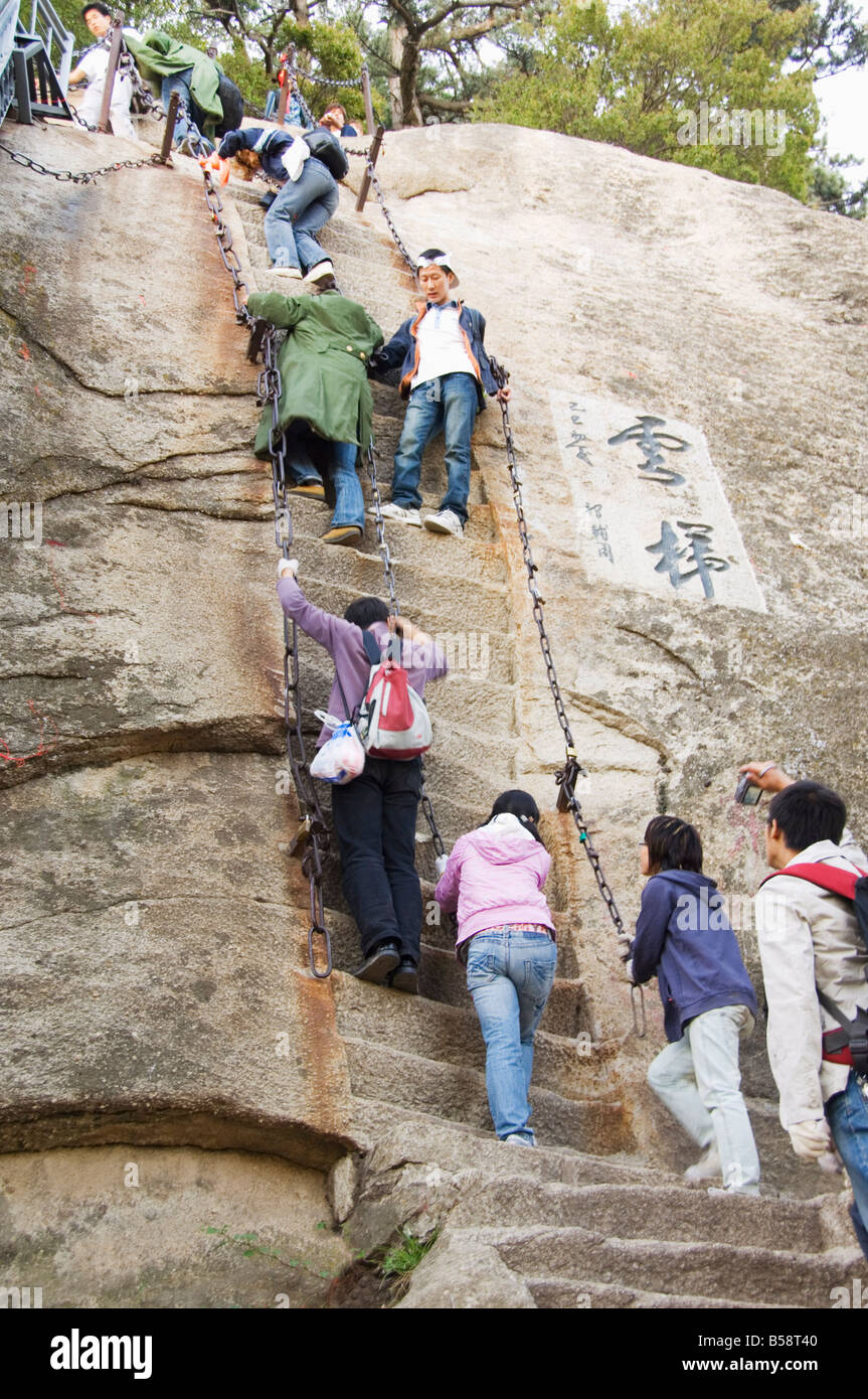Persone che salgono i gradini ripidi su Hua Shan, un picco di granito di montagna, 2160m, Provincia di Shaanxi, Cina Foto Stock
