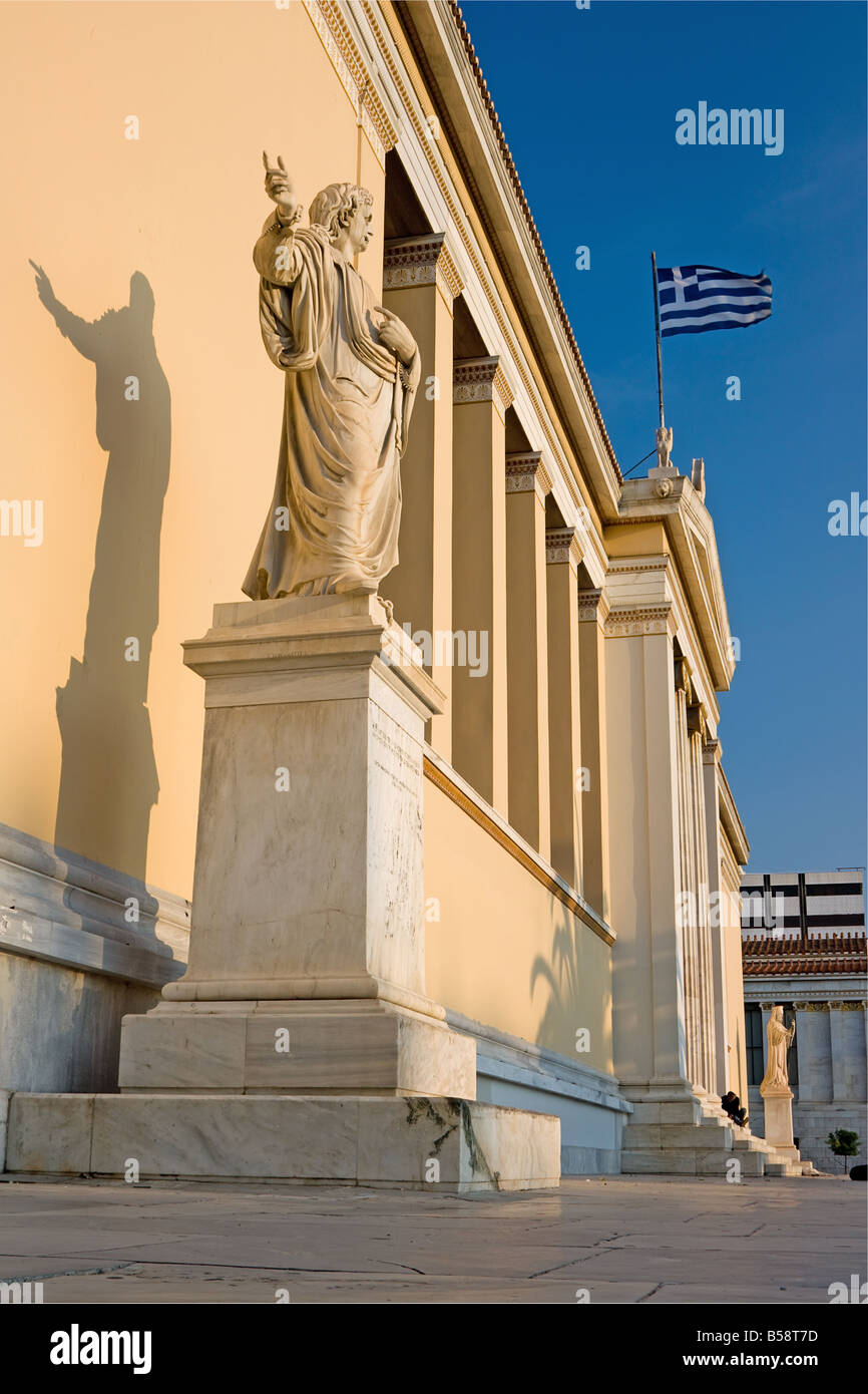 Un indiretto vista del lato frontale del vecchio edificio storico della vecchia università di Atene in Grecia Foto Stock