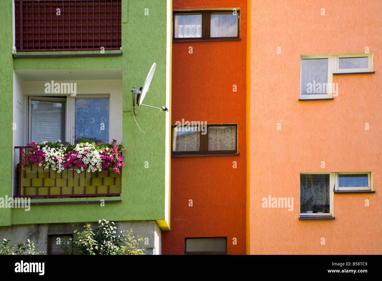 Windows balcone e antenna parabolica sul dipinto luminosamente blocco di appartamenti Miastko Polonia Foto Stock