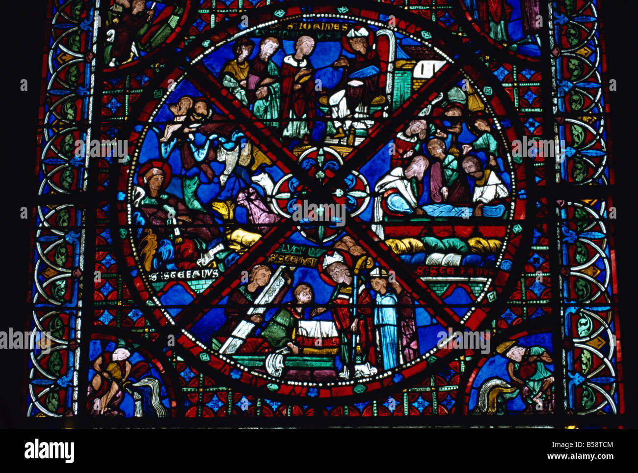 Finestra di vetro colorato di Les Reliques de Saint Etienne, la Cattedrale di St Etienne, Bourges, Berry, centro, Francia Foto Stock