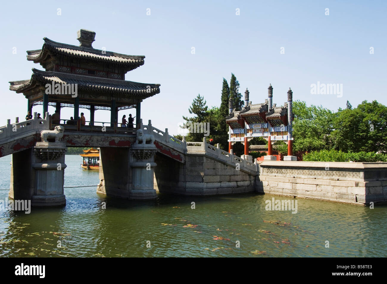 Un padiglione e decorate gate a Yihe e Yuan (il Palazzo d'estate), il Sito Patrimonio Mondiale dell'UNESCO, Pechino, Cina Foto Stock