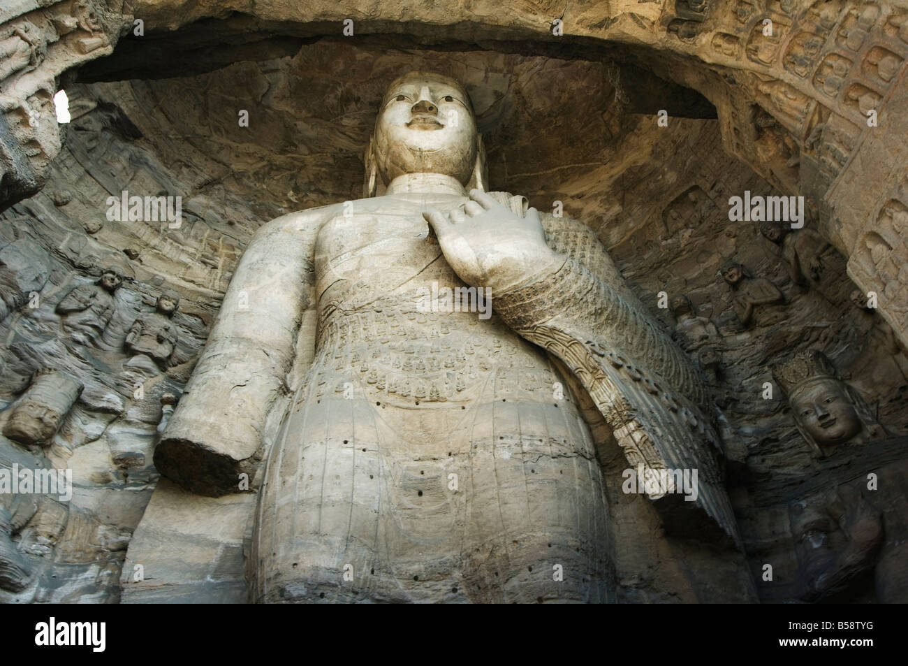 Statue buddiste di le grotte di Yungang tagliata durante il Northern Wei Dynasty in ANNUNCIO 460 nei pressi di Datong, nella provincia di Shanxi, Cina Foto Stock