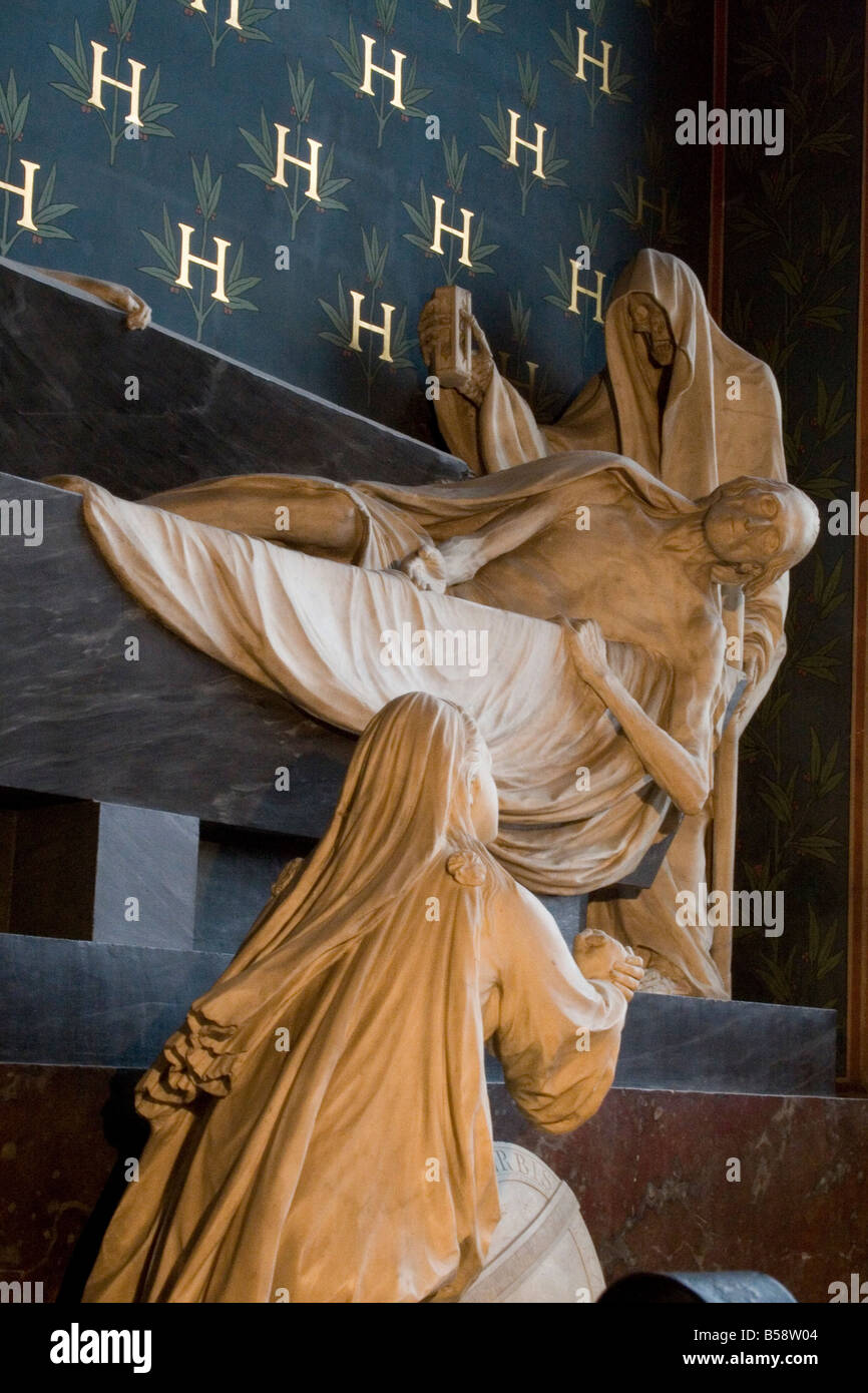 3 figure di morte funerali religiosi vecchio scolpita lo scheletro di scultura statua di pietra bianca tre Foto Stock