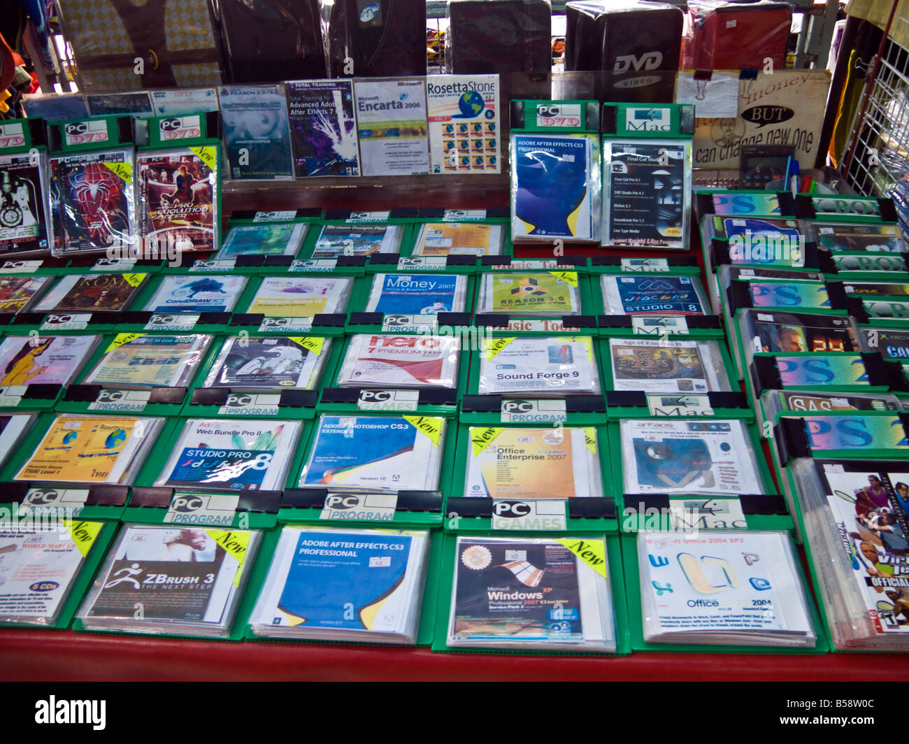 Pirate software contraffatto e giochi in stallo Khao San Road di Bangkok in Thailandia JPH0135 Foto Stock