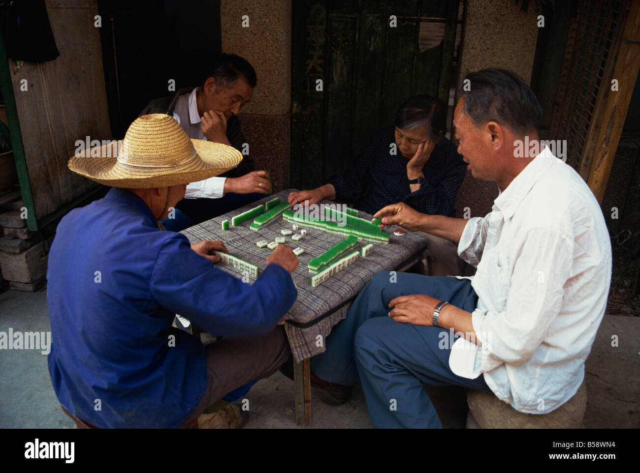 Gli uomini che giocano Majong nella provincia dello Yunnan in Cina L TAYLOR Foto Stock