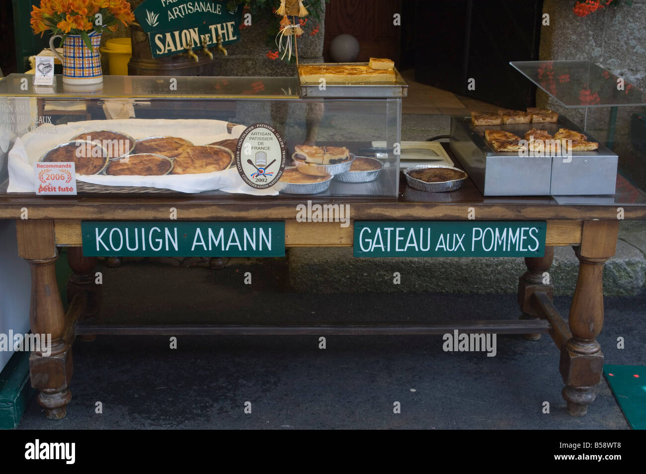 Pasticceria nella parte antica della città murata di Concarneau con segni in bretone e lingue francese, sud Finisterre, Bretagna Francia Foto Stock