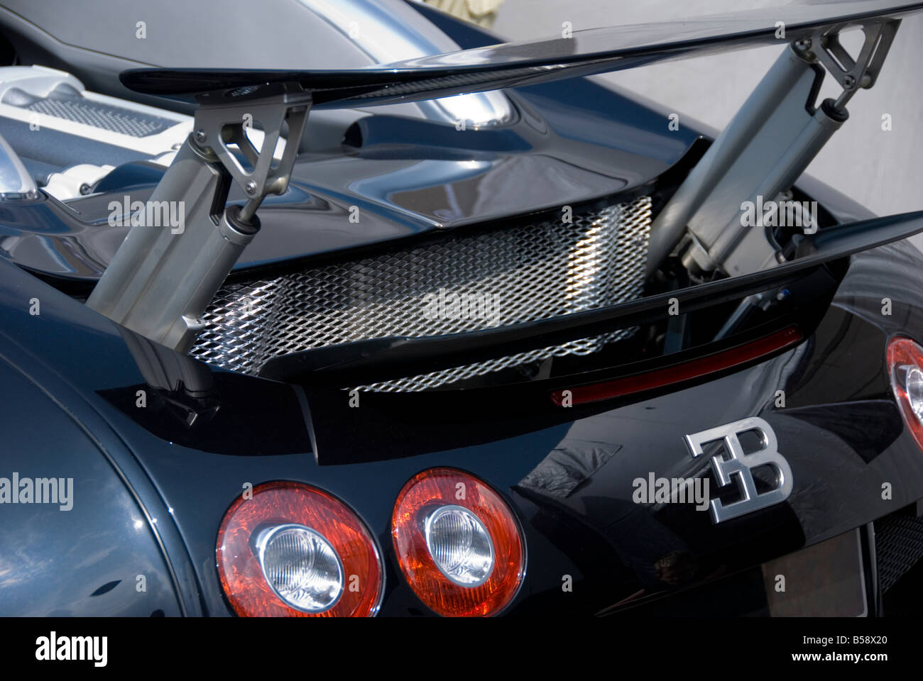 Bugatti Veyron estremità posteriore. Questo è il retro di una Bugatti Veyron, con la sua parte posteriore pinna caudale. Foto Stock