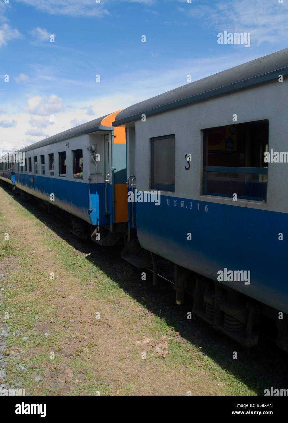 Viaggio in treno attraverso la campagna in Thailandia Foto Stock