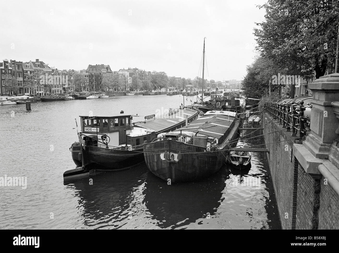 Black & White immagine di chiatte sul fiume Amstel di Amsterdam Foto Stock