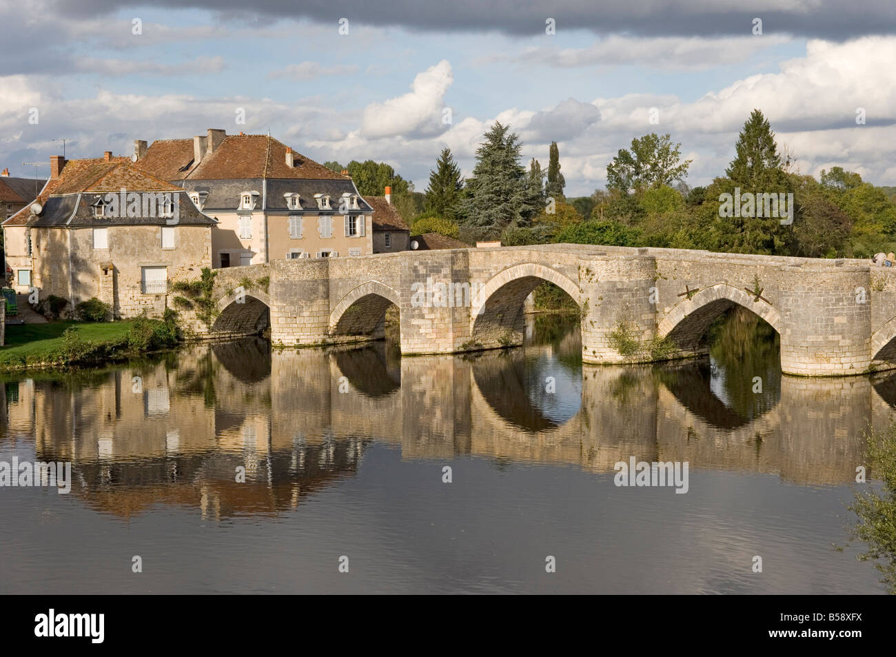 Ponte sul Fiume Gartempe in corrispondenza di Saint-Savin sur Gartempe, Vienne, Poitou-Charentes, Francia, Europa Foto Stock