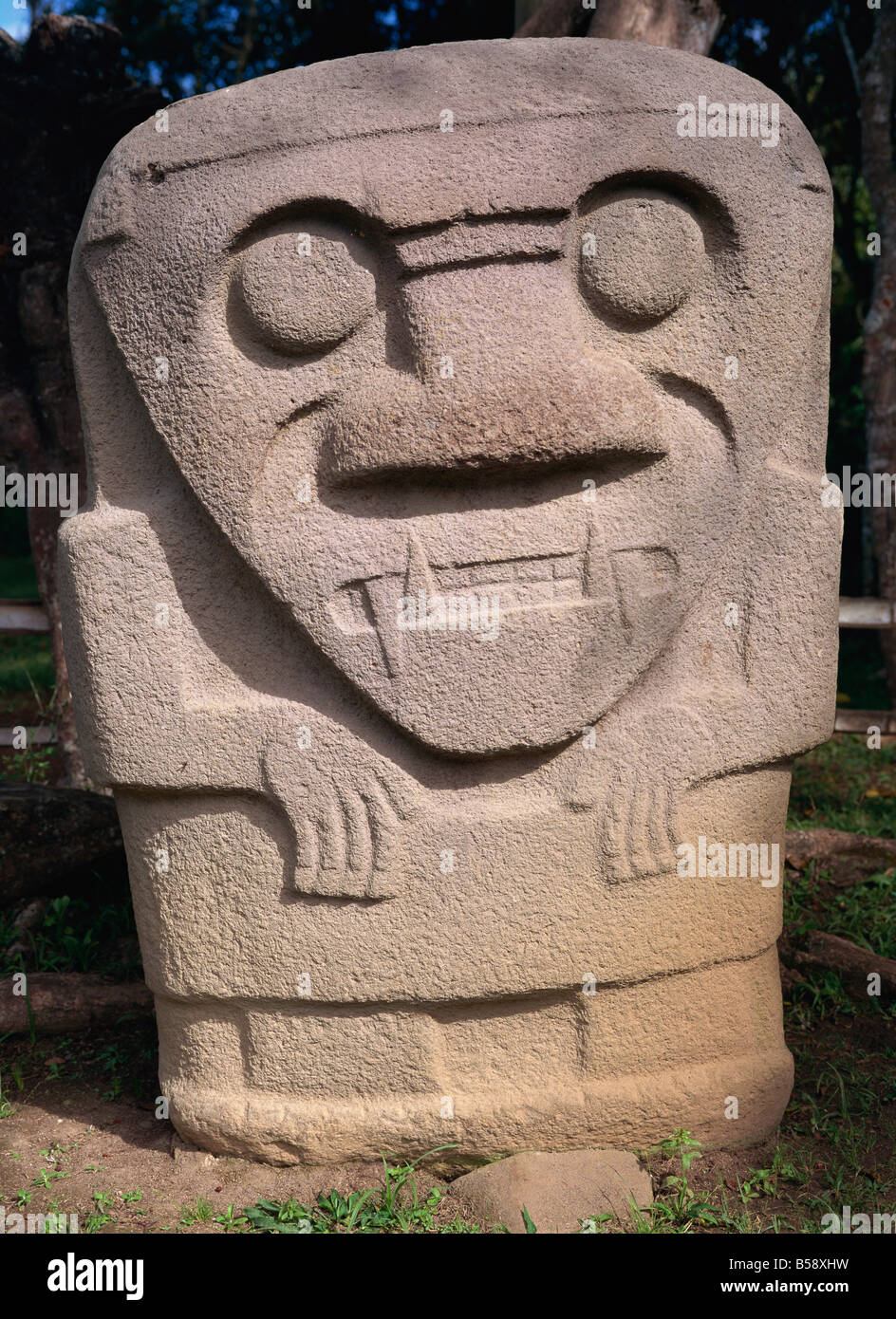 Close-up di statua con denti affilati nel Parco Archeologico di San Augustin nel sud-ovest della Colombia, Sud America Foto Stock