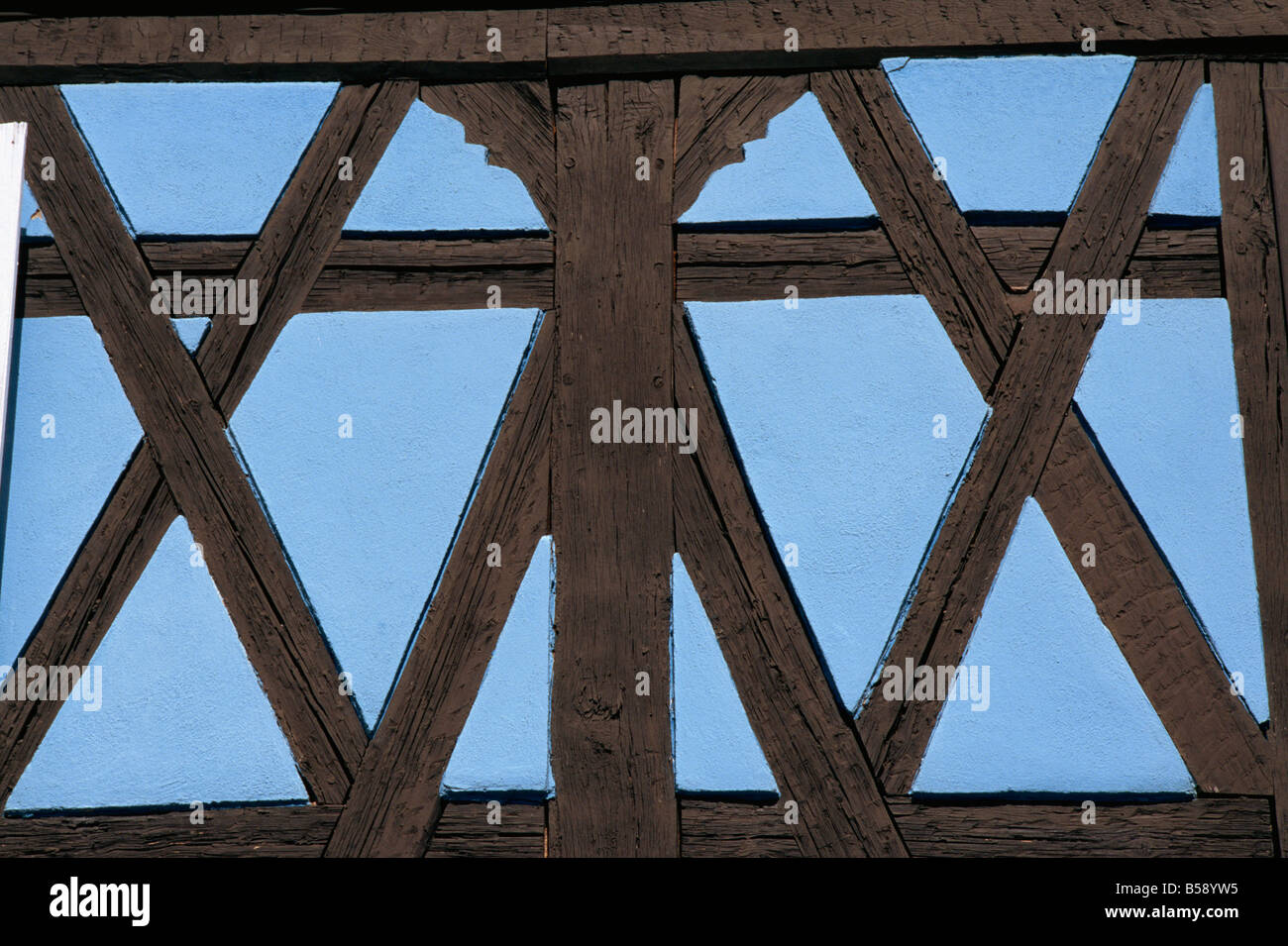 Dettaglio della parete del graticcio house che mostra il modello dei fasci nella città vecchia di Ribeauville Alsace Francia G Thouvenin Foto Stock