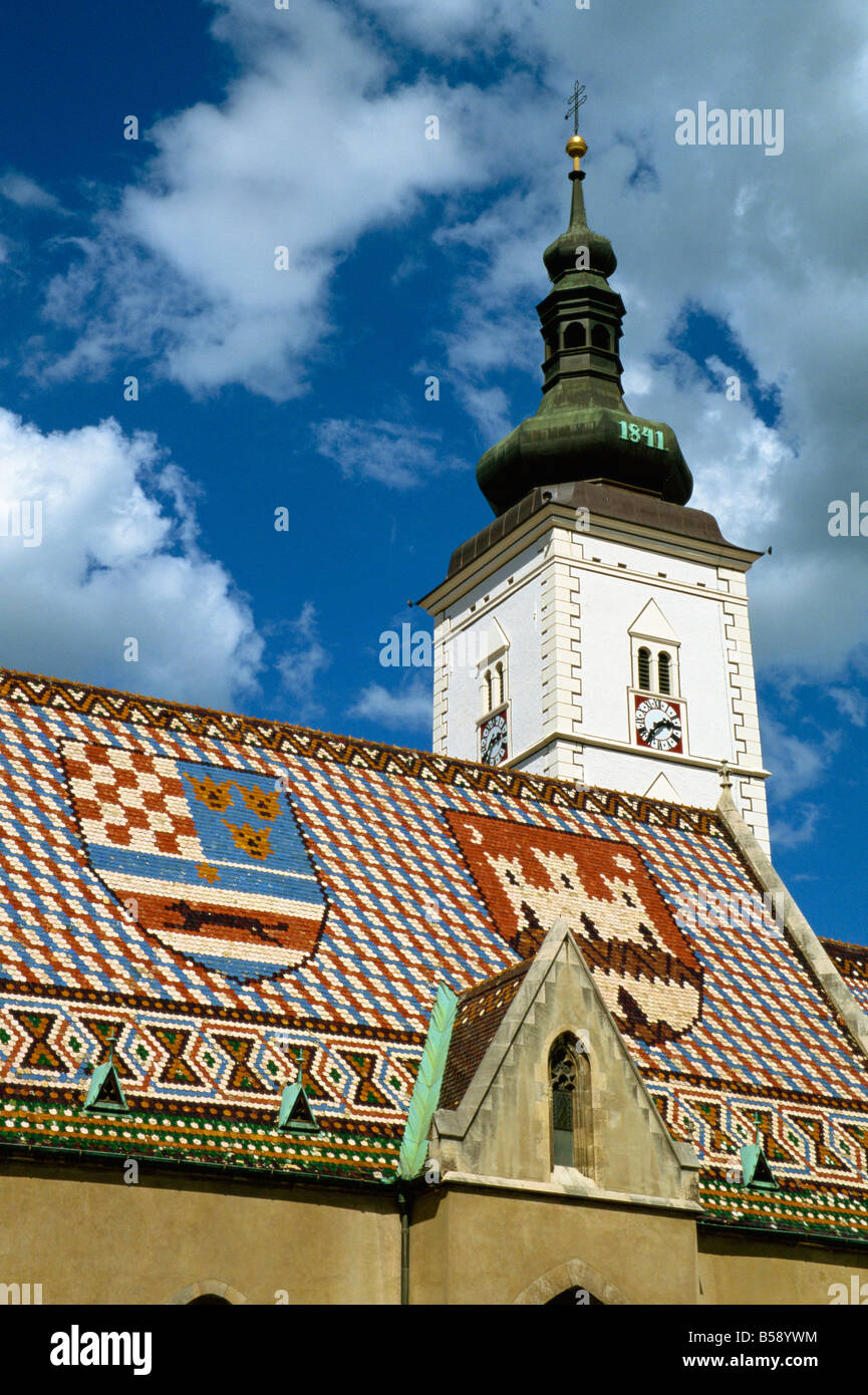 Chiusura del tetto in tegole con il pattern di scudi e la torre dell'orologio di St Marks chiesa Zagabria Croazia Europa Foto Stock