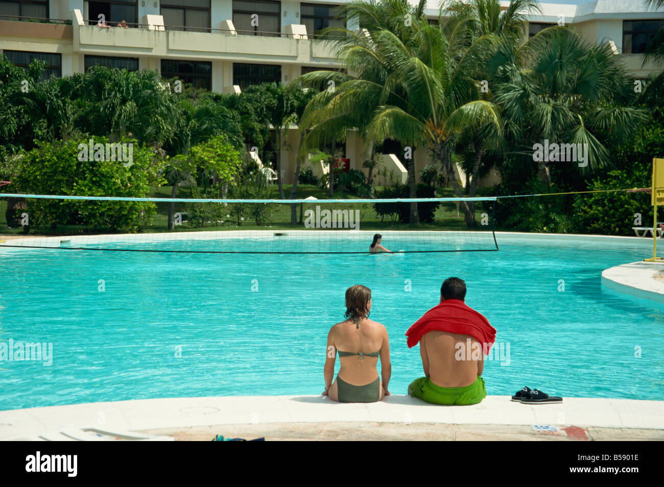 Giovane seduto da piscina, Hotel Sol Palmeras Varadero, Cuba, West Indies, America Centrale Foto Stock