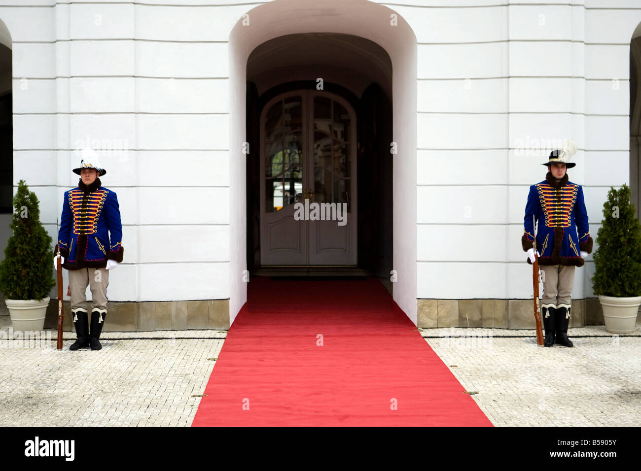 Cerimoniale di guardie militari in servizio all'ingresso della Slovacchia palazzo presidenziale nella capitale della Slovacchia Bratislava Foto Stock