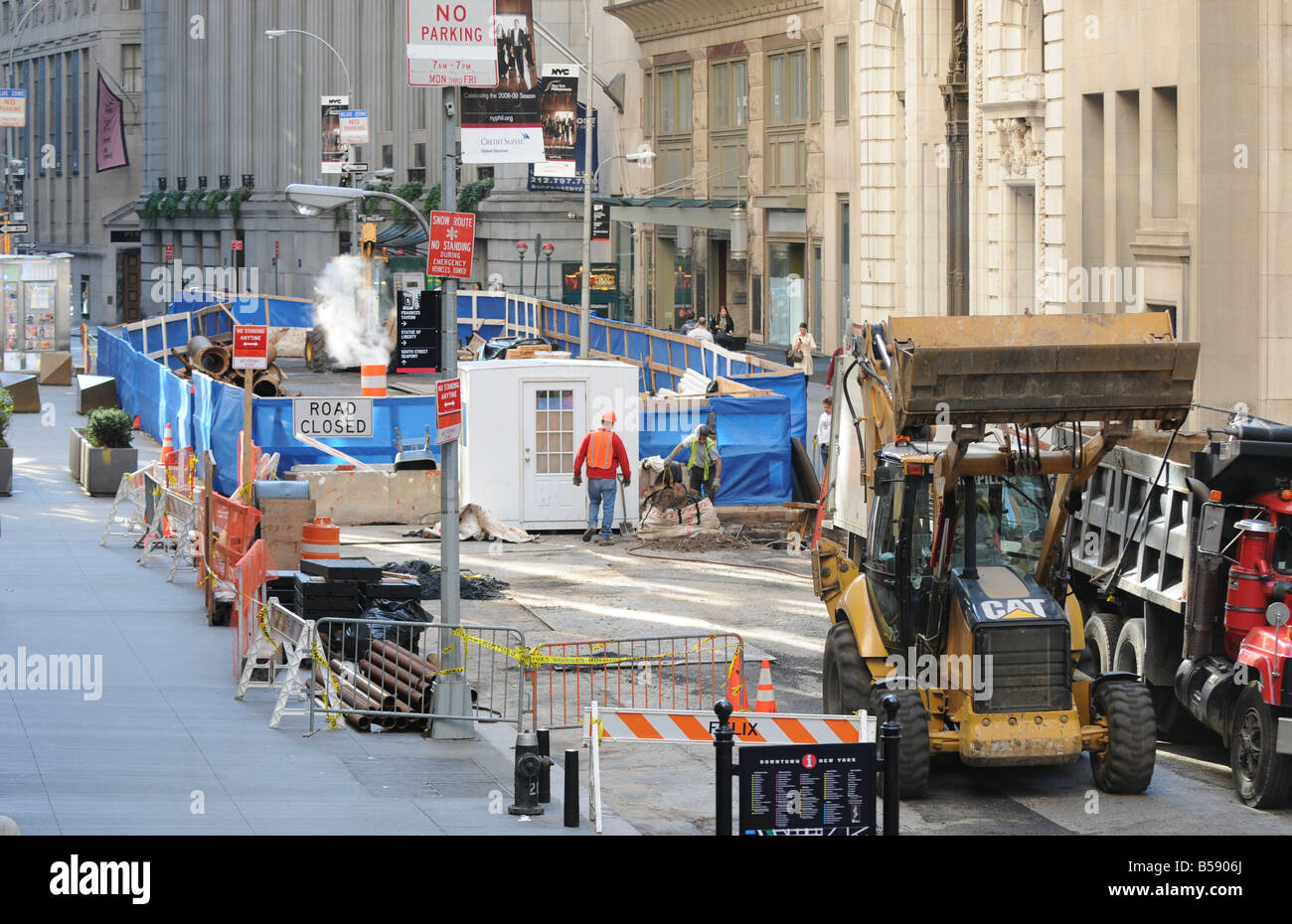 Costruzione di strada Wall street la chiusura New York NY USA Foto stock Alamy