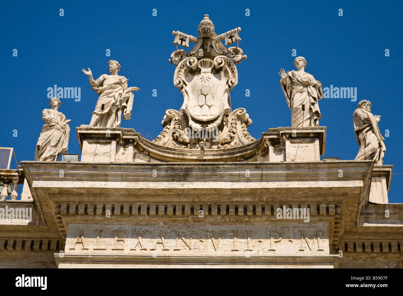 Statue in edificio in Piazza San Pietro e Piazza San Pietro e la Città del Vaticano, Roma, Italia Foto Stock
