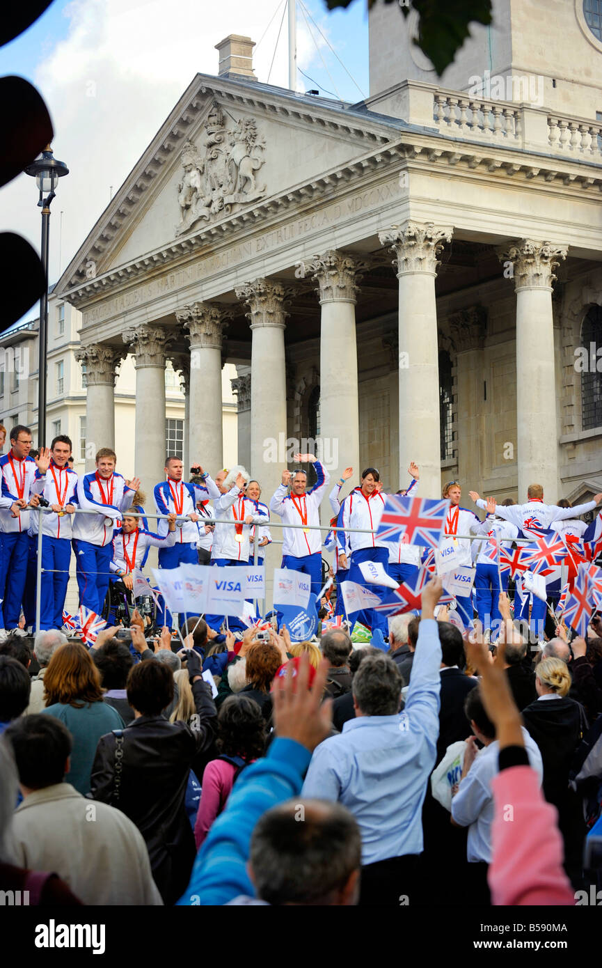 Migliaia di persone benestanti salutare la parata olimpica vicino a Trafalgar Square 2008. Foto da Jim Holden. Foto Stock