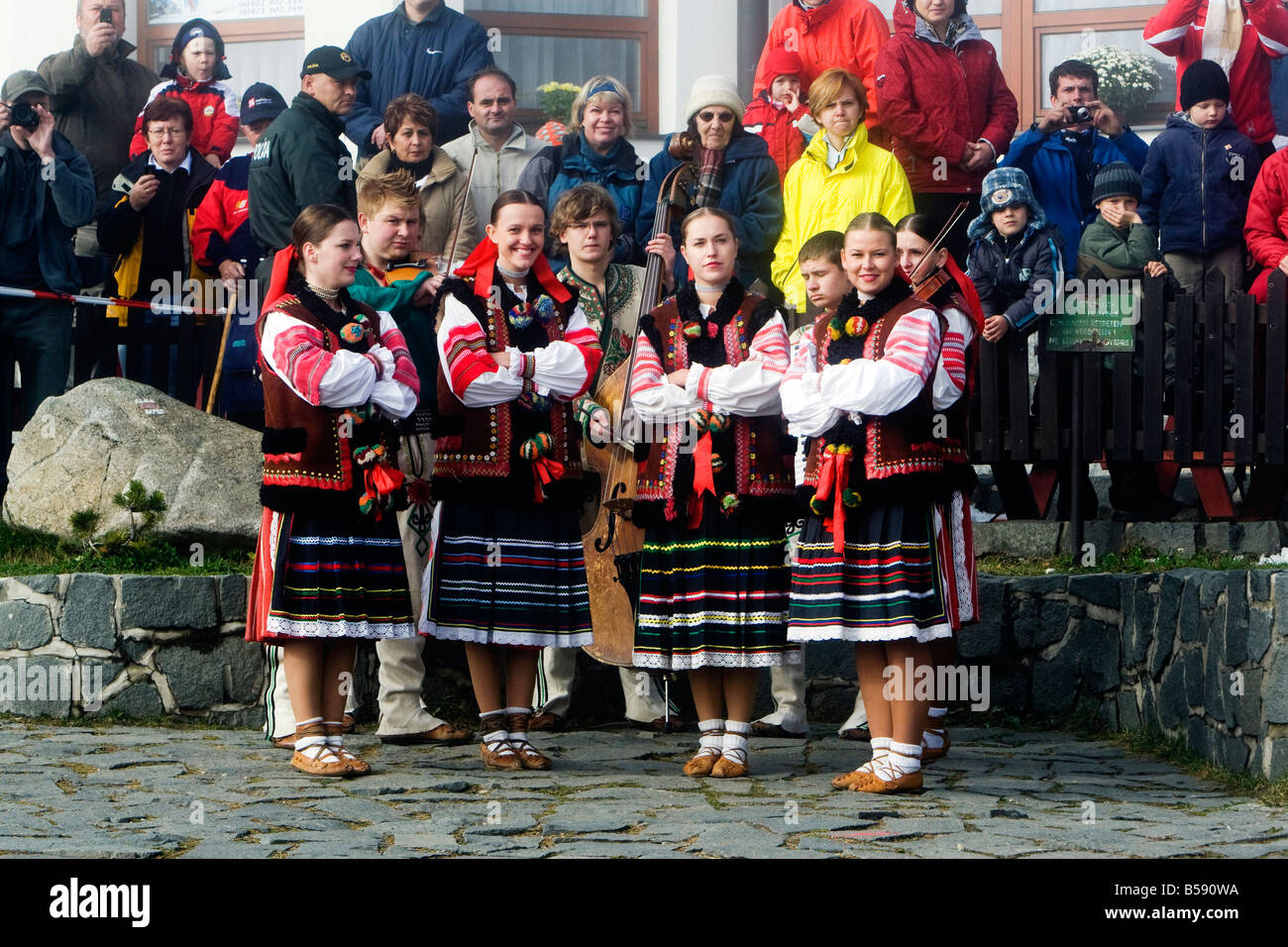 Un tradizionale Folk Dance Troupe in Alti Tatra regione alpina della Slovacchia Foto Stock