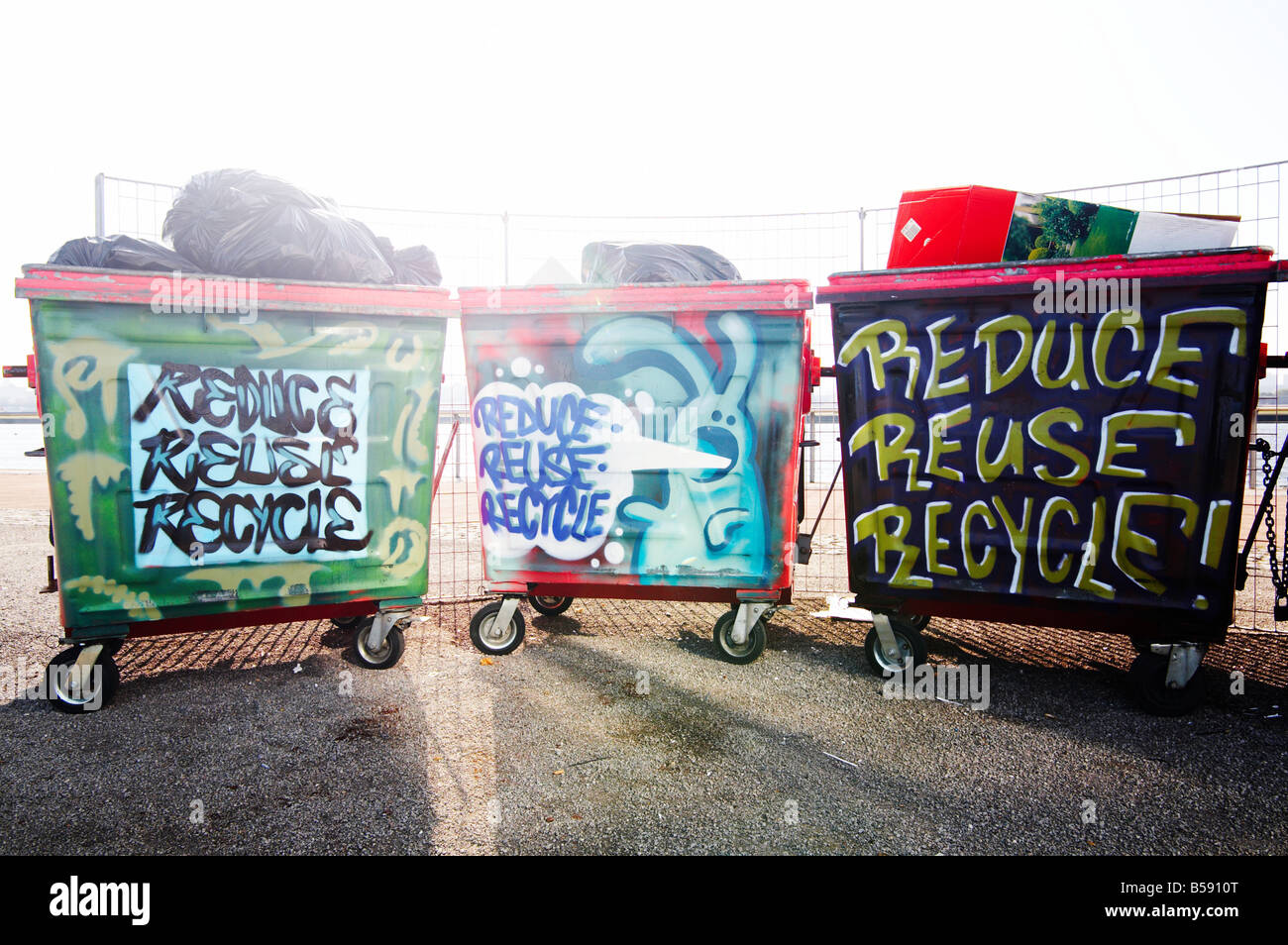 Riciclare gli scomparti di riciclaggio ambiente pulito rifiuti graffiti Foto Stock